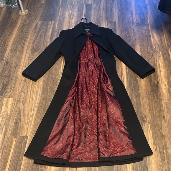 Elegant Black Coat with Red Lining - Picture 3 of 3